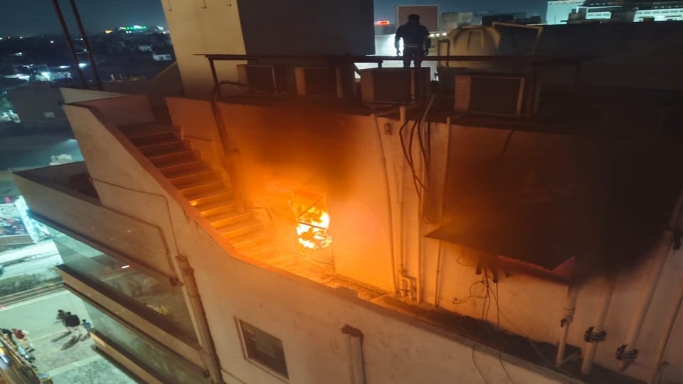 fire broke out in hotel in Agra