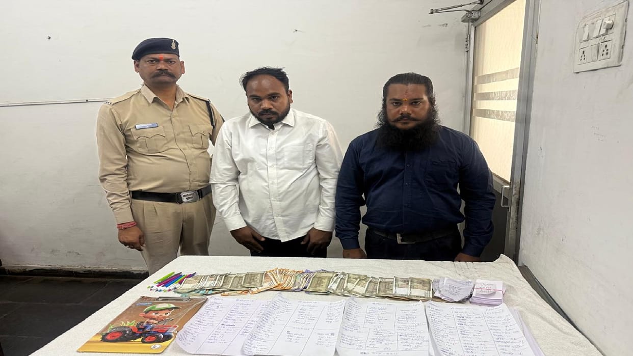 Two accused arrested for gambling with betting slips in Gudhiyari, more than 22 thousand cash seized