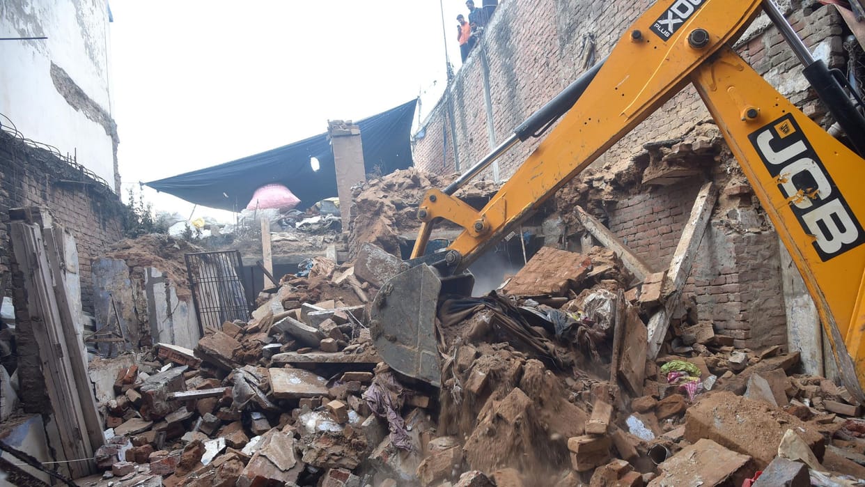 Dal Mandi widening campaign Three houses demolished in Dal Mandi using JCB in Varanasi