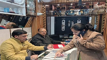 ज्वेलरी की दुकान पर चांदी के आभूषण देखती महिला