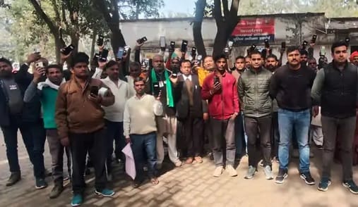 Hardoi 125 mobile phones worth 25 lakh recovered owners overjoyed to get their phones back
