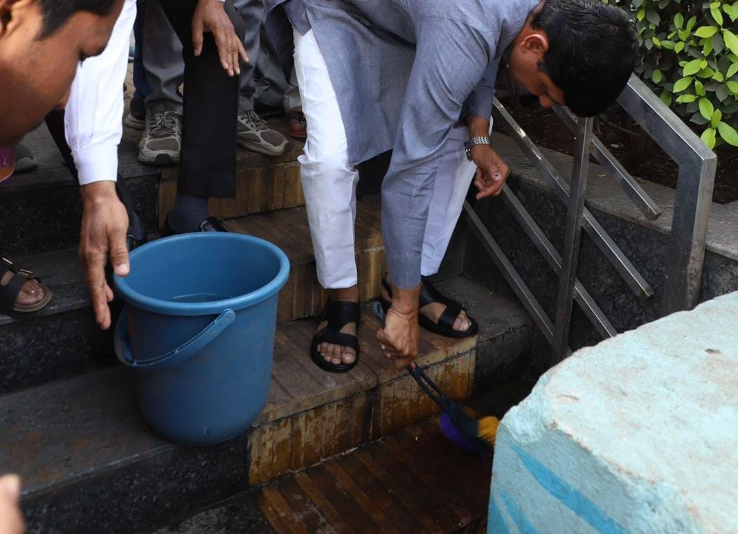 Indore: Mayor again goes to the bus stand to clean up red spots, aiming to become number one in cleanliness.