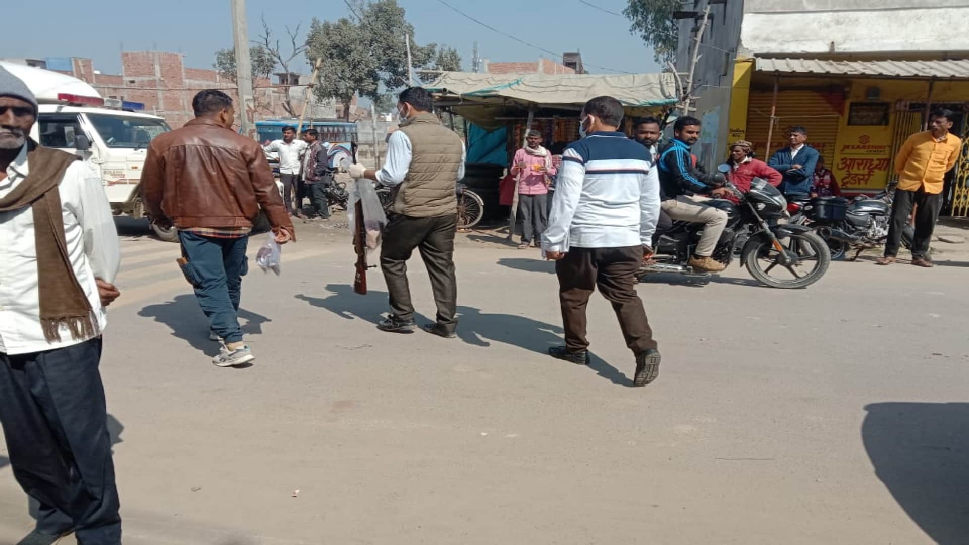 महिला की मौत के बाद मौके पर पहुंची पुलिस ने रिवॉल्वर कब्जे में लिया।