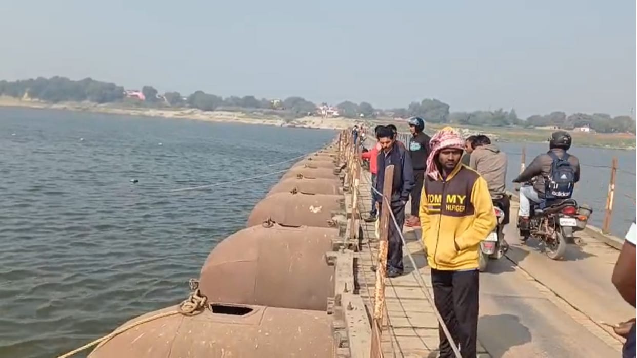 Dead body of an unidentified woman found entangled in ropes of pontoon bridge in chandauli