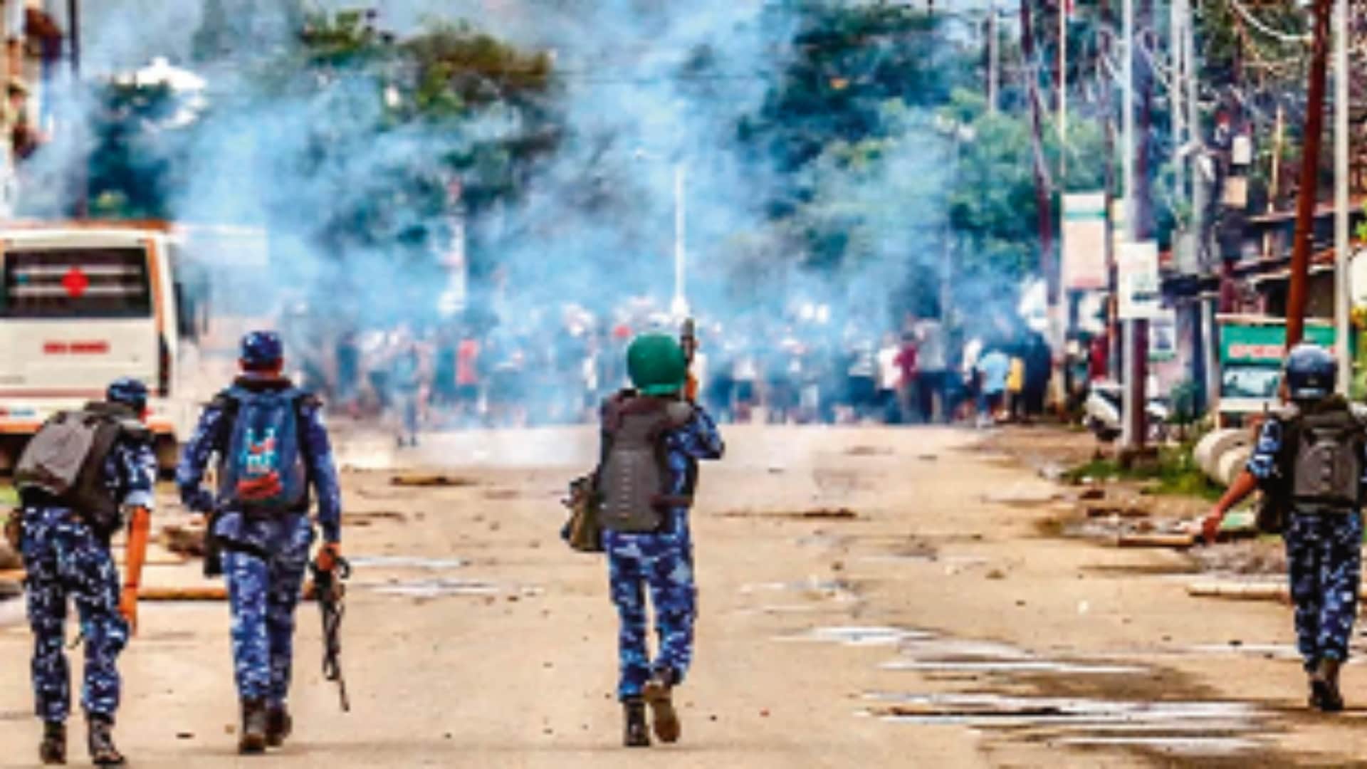 हजारों लोगों का बम हमले के विरोध में प्रदर्शन