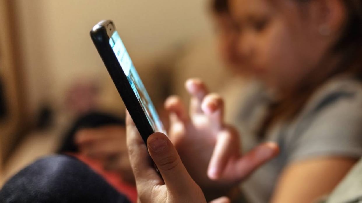 UP: Mobile phone use affects not only the eyes, but also the heart; young people are getting addicted to short