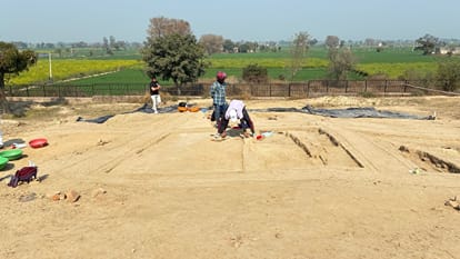 राखीगढ़ी में टीला नंबर दो पर खोदाई करती टीम।