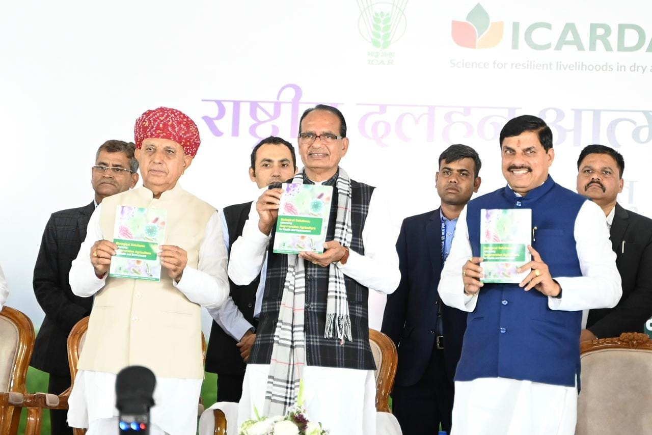 देशव्यापी दलहन आत्मनिर्भरता मिशन में कार्यक्रम के दौरान केंद्रीय मंत्री शिवराज सिंह व सीएम डॉ. मोहन