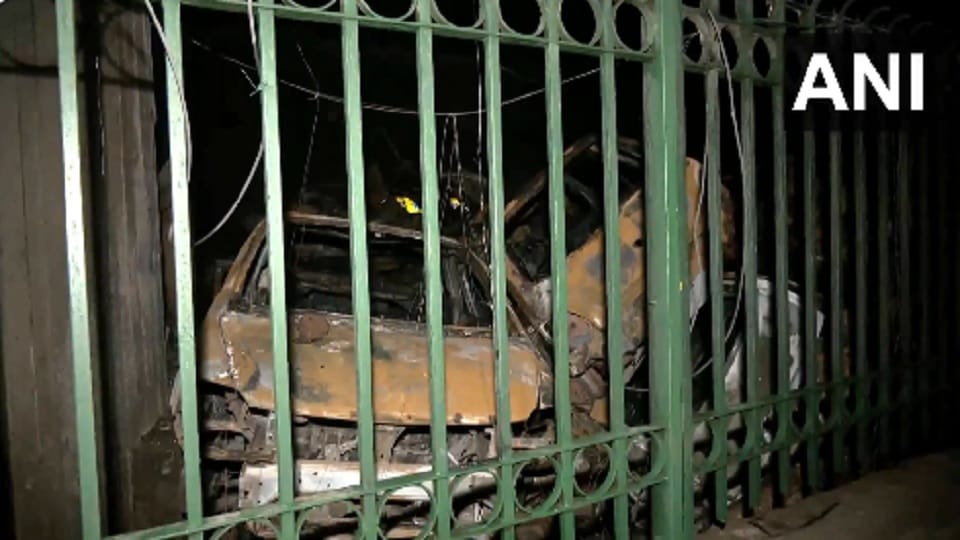 Fire broke out in vehicles parked under the Shahdara flyover
