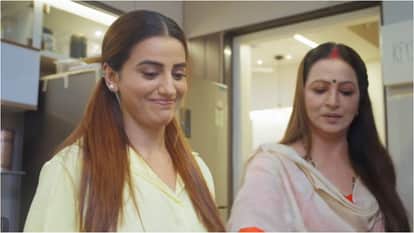 Bhojpuri Actress Akshara singh Cooking Halwa with her parents in recent Episode of cooking Vlog Chattar Pattar