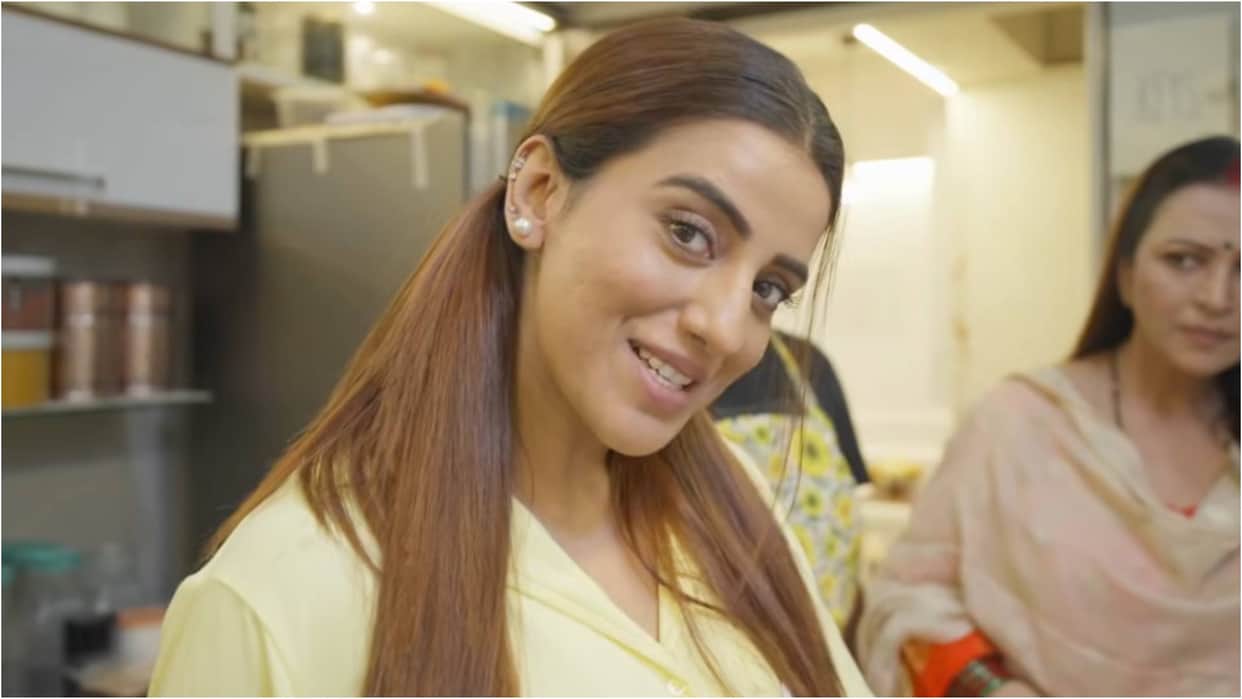 Bhojpuri Actress Akshara singh Cooking Halwa with her parents in recent Episode of cooking Vlog Chattar Pattar