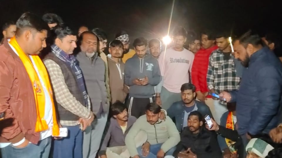Bajrang Dal creates ruckus in Amroha block Dhanaura-Amroha road
