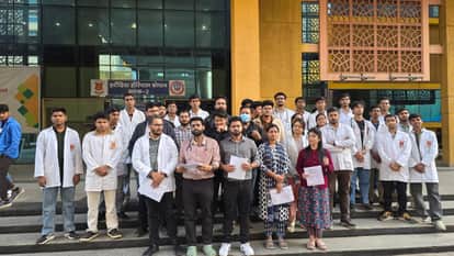 MP News: Junior doctors in a defiant mood, give 15-day ultimatum over stipend and insurance issues, threaten t
