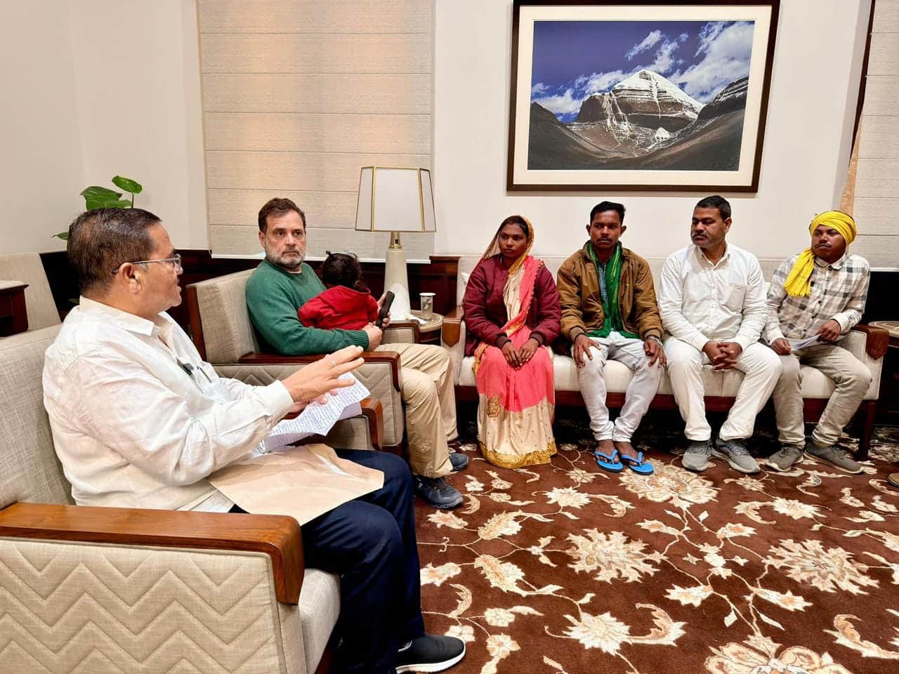 राहुल गांधी से मिलने पहुंचा आदिवासियों का दल