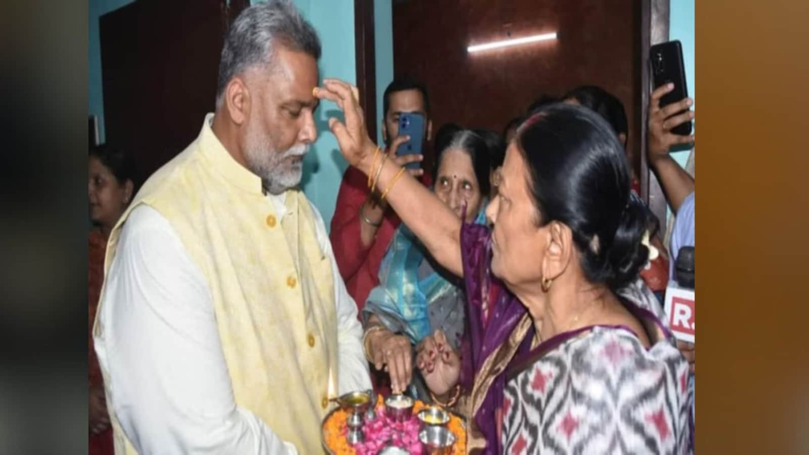 फाइल फोटो में मां से तिलक लग वाते हुए सांसद पप्पू यादव।