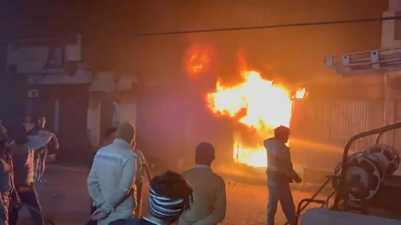 दुकान में लगी आग