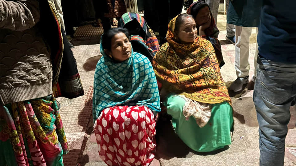 गमगीन परिजन