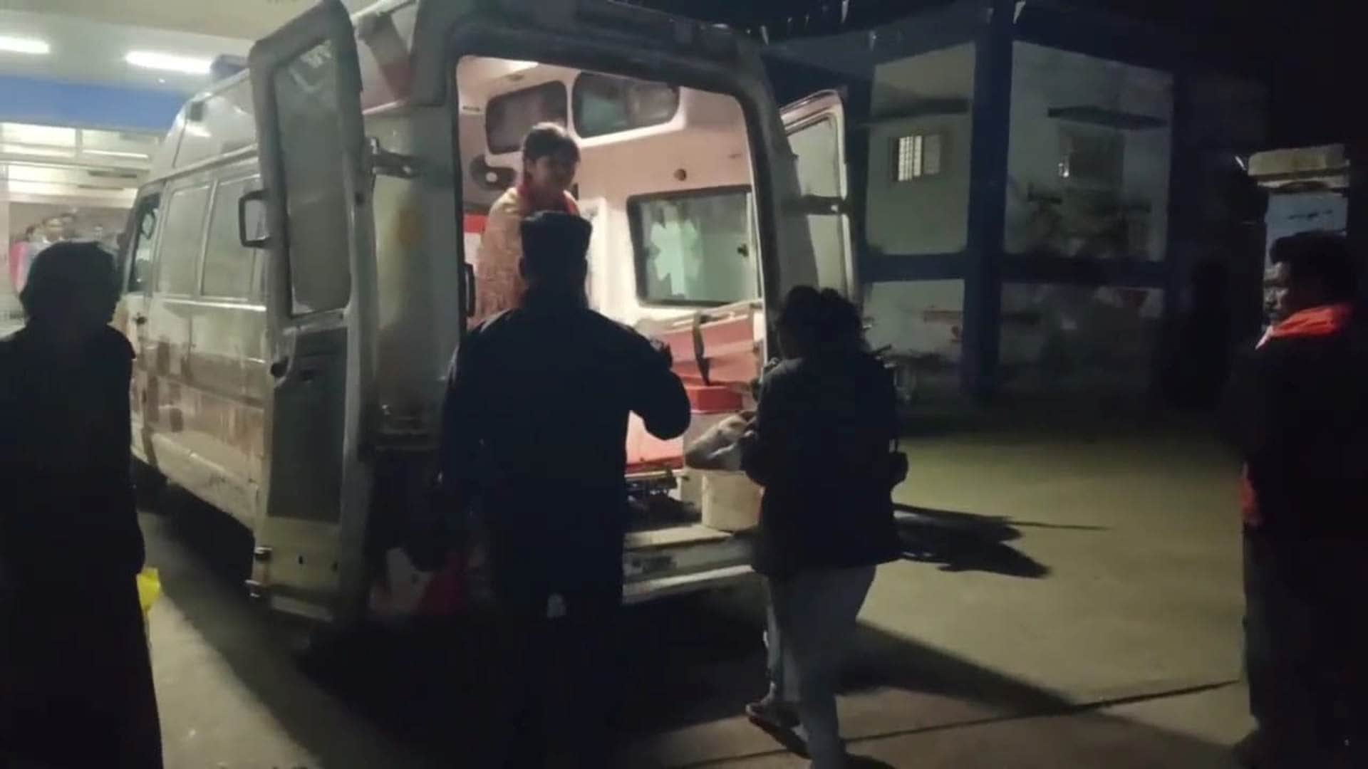 घायल बच्ची को लाया गया अस्पताल।