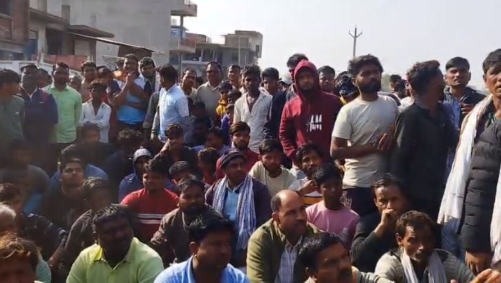 Tragic accident in Chandauli mand killed after hit by truck sister-in-law injured road blocked four hours