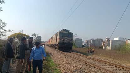 Kanpur Farrukhabad rail route disrupted due to broken OHE line some youths stop Chhapra Express