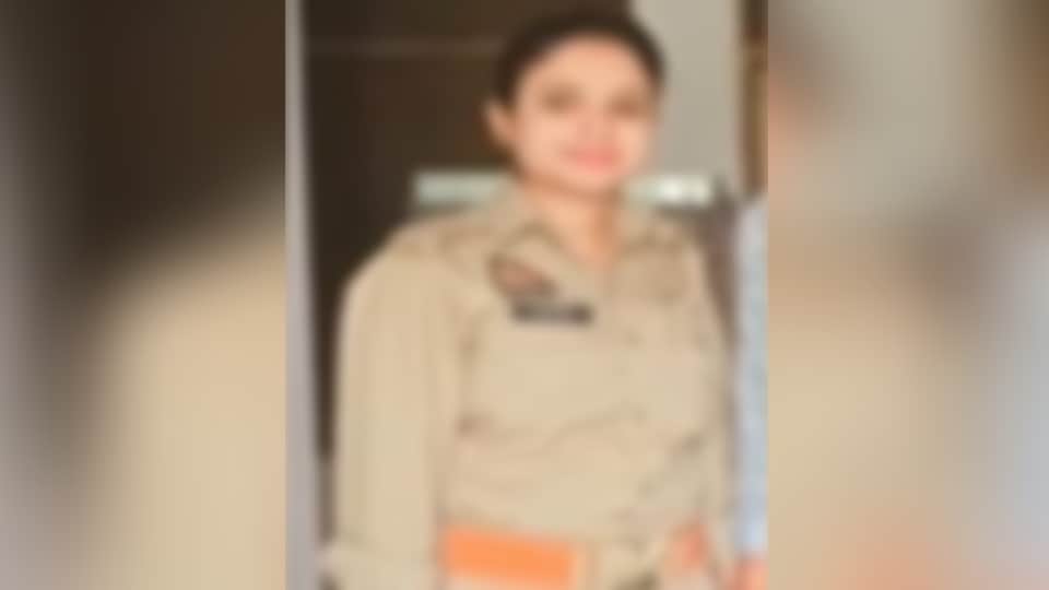 UP Big News Akhilesh fires at EC abduction of female constable before wedding triple sister suicide story