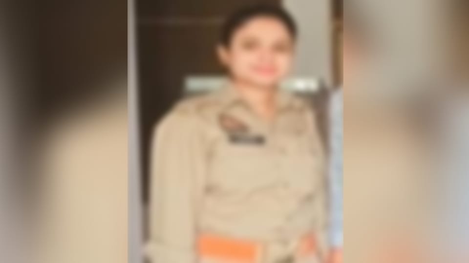 UP Big News Akhilesh fires at EC abduction of female constable before wedding triple sister suicide story