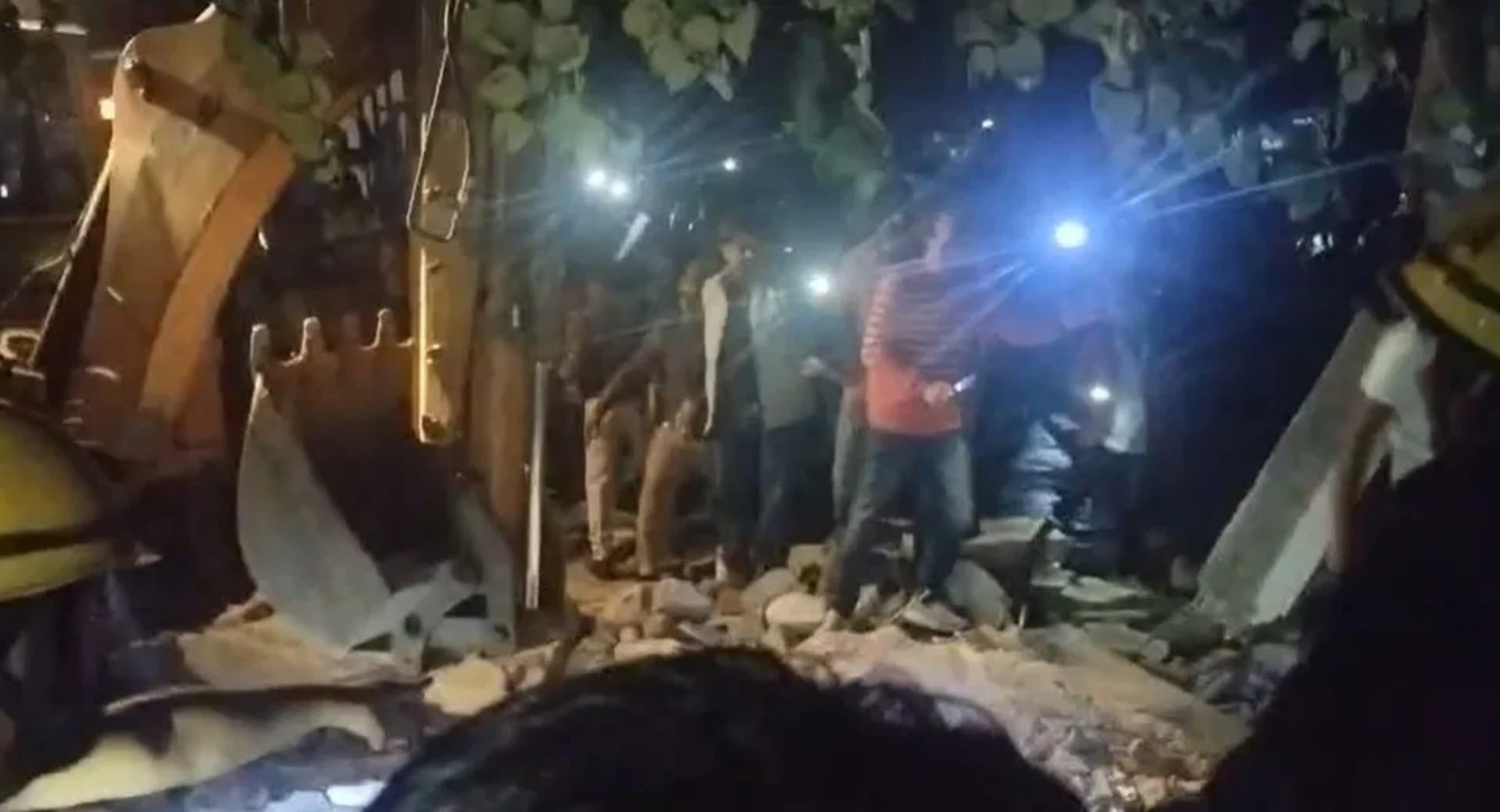 मौके पर मौजूद लोग