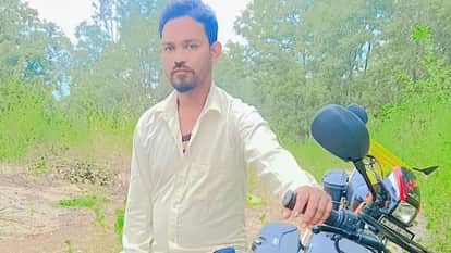 young man died in road accident due to bike out of control and crashed into tree in Sonbhadra