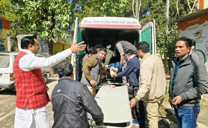 UP: Road accident on Lucknow-Raebareli road, former minister took the injured to the hospital in his car