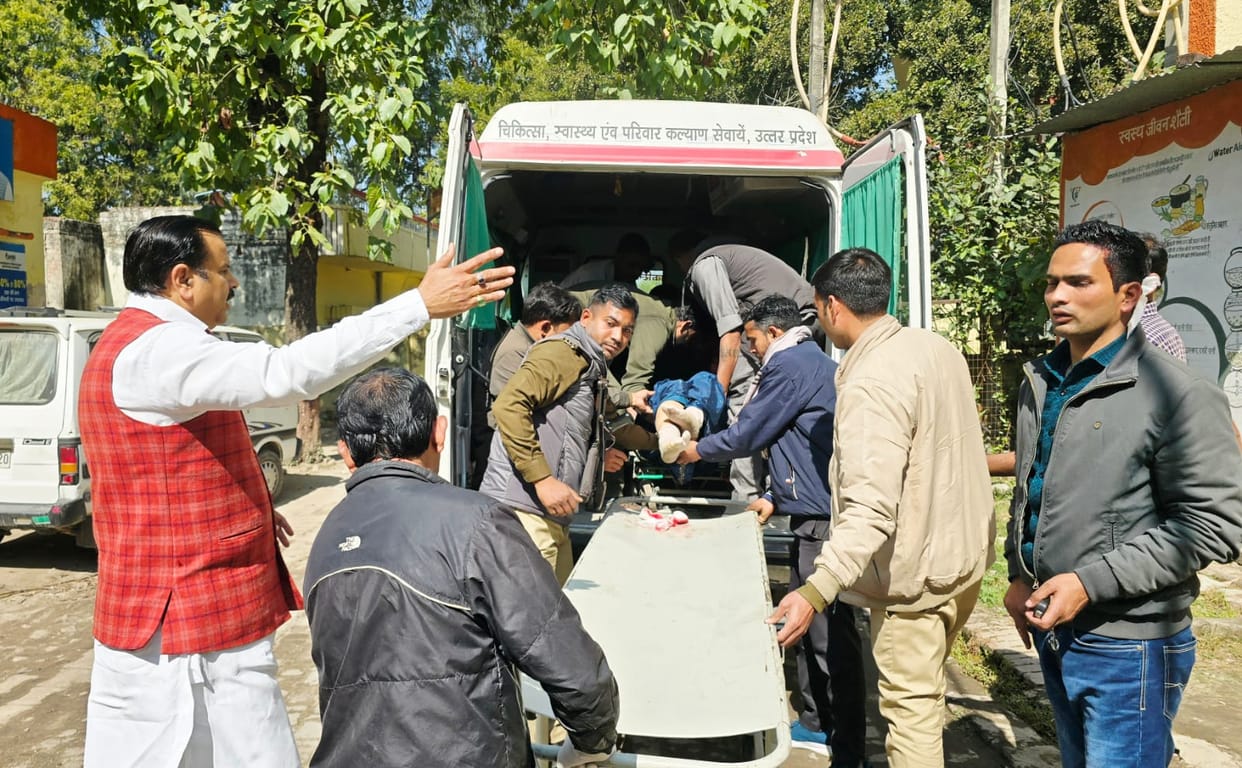 UP: Road accident on Lucknow-Raebareli road, former minister took the injured to the hospital in his car