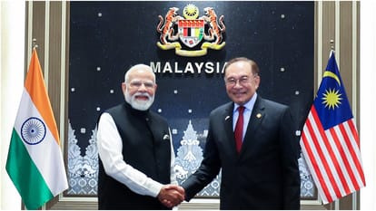 Malaysian PM Anwar Ibrahim Sings Kishore Kumar Classic Khwaab Ho Tum Ya Koi Haqeeqat In New Delhi