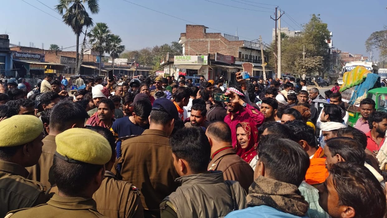 Bloody clash over land dispute six injured road blocked for two hours people chased and beaten