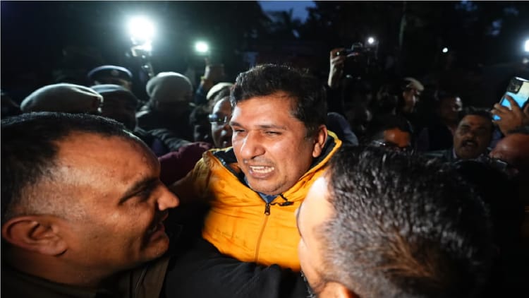 जनकपुरी हादसा: श्रद्धांजलि देने पहुंचे सौरभ भारद्वाज समेत कई AAP नेता हिरासत में, पुलिस पर तानाशाही के आरोप