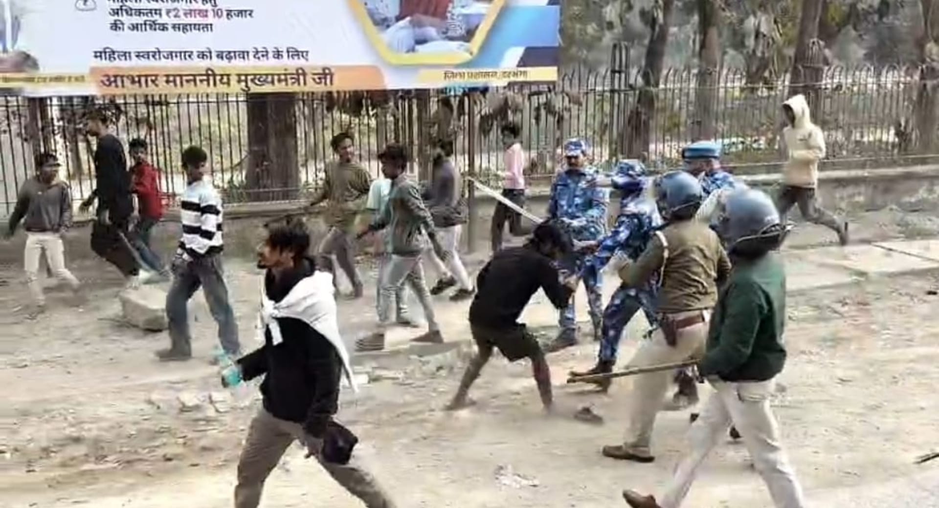 पुलिस ने किया लाठीचार्ज