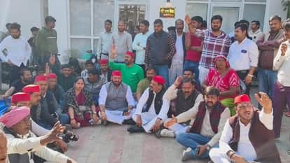 Councilor Mamta Rawat surrounded thana in Lucknow said FIR should be registered against MLA Bediram who abused