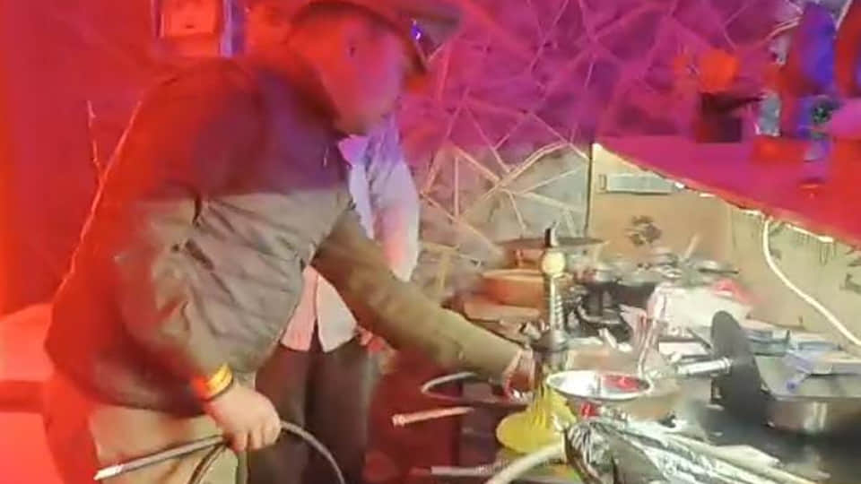 रेस्टोरेंट में हुक्का का सामान बरामद करती पुलिस