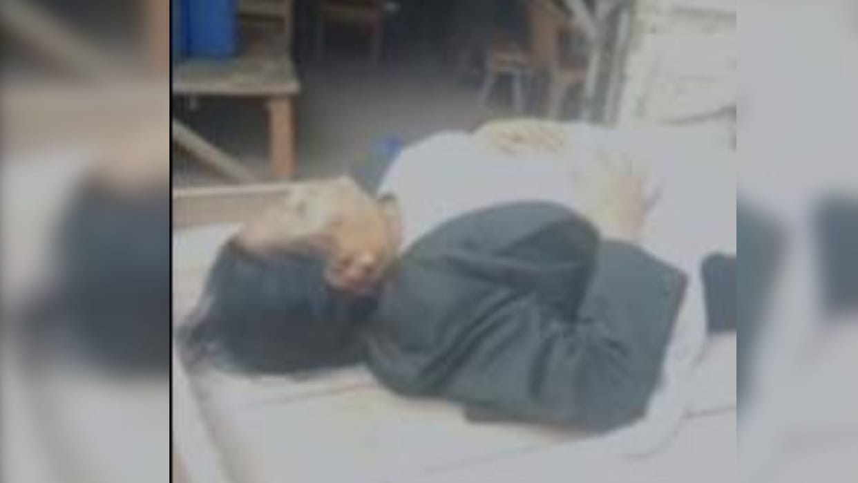 Female lawyer suffers heart attack taken to hospital on handcart in Jaunpur