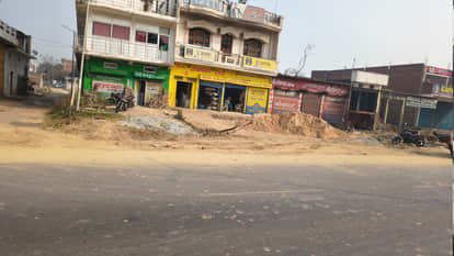 A speeding vehicle overturned in Gauri Bazaar, Deoria; the young man and woman on board were residents of Biha