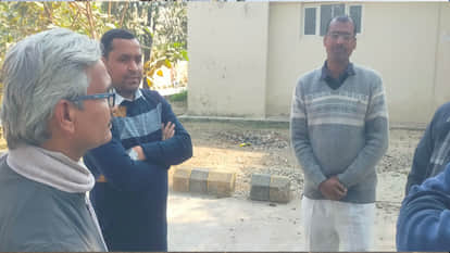 A speeding vehicle overturned in Gauri Bazaar, Deoria; the young man and woman on board were residents of Biha