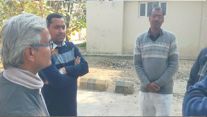 A speeding vehicle overturned in Gauri Bazaar, Deoria; the young man and woman on board were residents of Biha