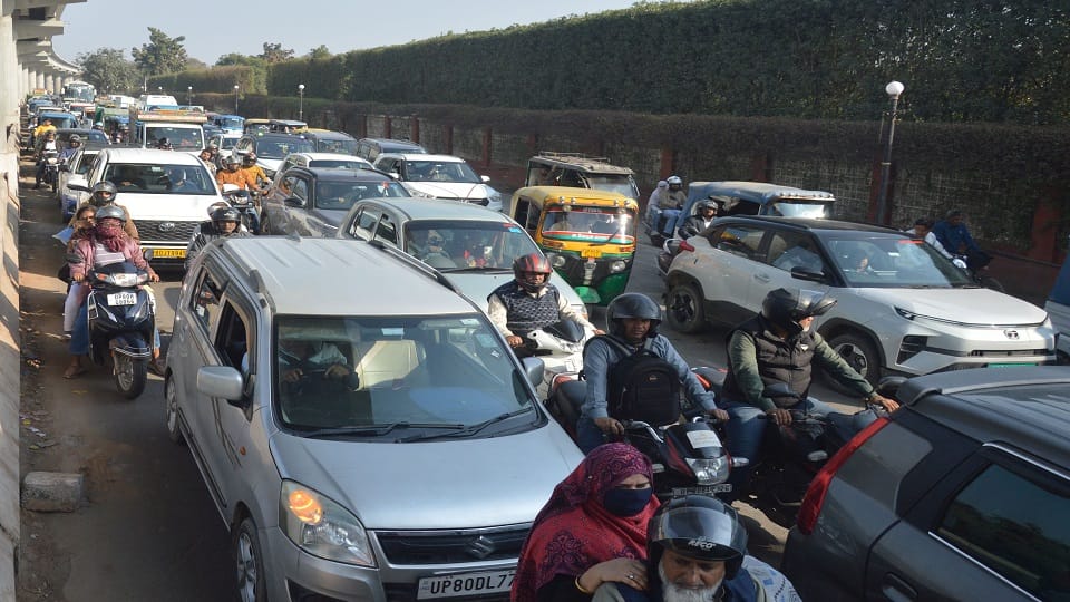 Metro work causes traffic jams on MG Road and highway in agra