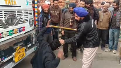 Miscreant snatched mobile from student and tried to flee people beat him in Phagwara see video