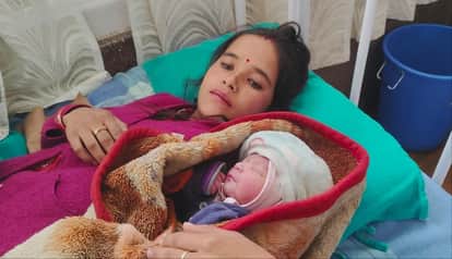 108 service stuck in traffic jam, cries echoed in ambulance; mother and child admitted to hospital