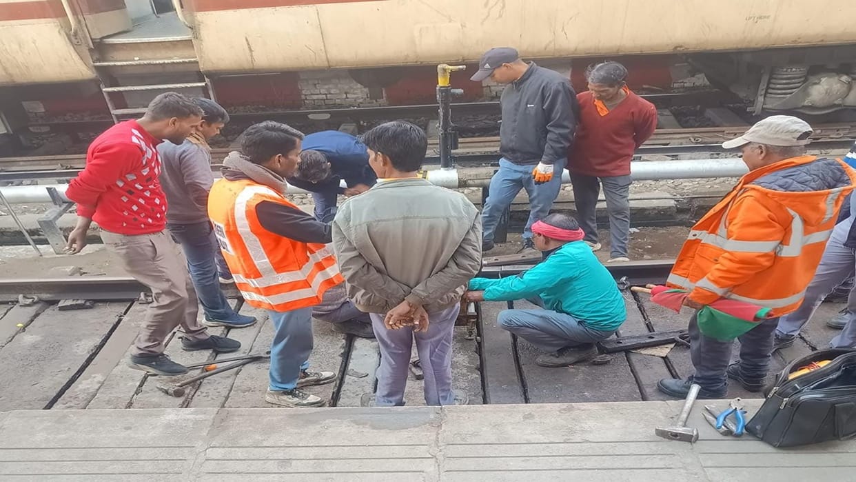 rail track cracked on platform number three at Bareilly Junction