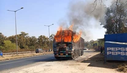 Jharkhand News: Truck suddenly caught fire on Ranchi-Tata road