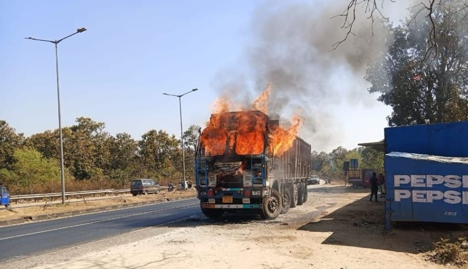 बीच सड़क पर ट्रक में लगी भयंकर आग।