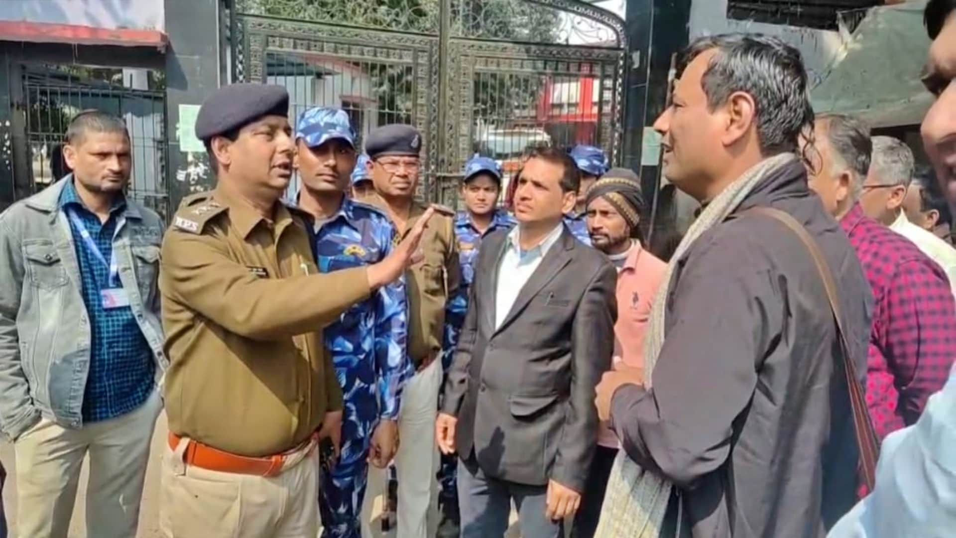 कोर्ट में सुरक्षा की गई कड़ी, वकीलों ने जताया विरोध