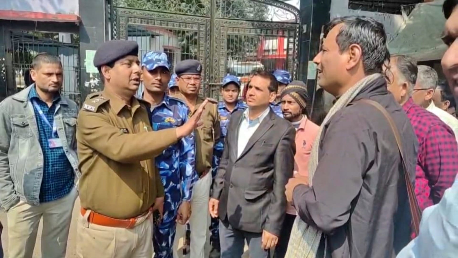 कोर्ट में सुरक्षा की गई कड़ी, वकीलों ने जताया विरोध