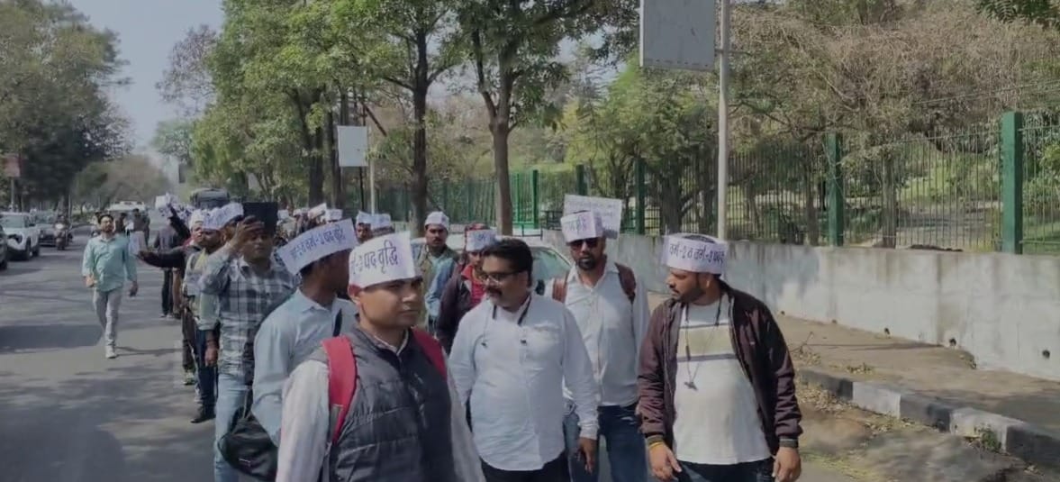 Bhopal News: Protest in Bhopal demanding an increase in posts in teacher recruitment; DPI-TRIBAL office surrou