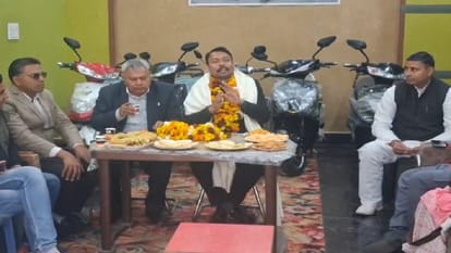 UP Big News: SP MLAs sit at the assembly gate, Mayawati dissatisfied with the Governor's address; friend given